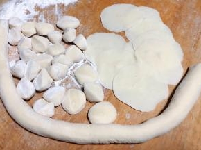 面粉倒入适量清水活成面团醒至面团光滑均匀搓揉排气揉成长条再切成饺子剂子后擀成饺子皮