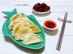 煮好的饺子装入盘中搭配自己喜欢的酱料吃起来更美味