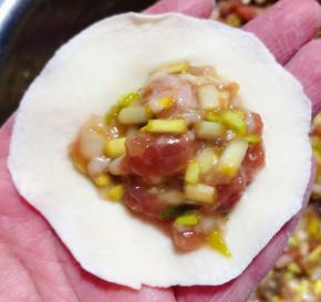 饺子馅放在饺子皮中间