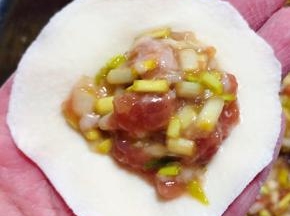 饺子馅放在饺子皮中间