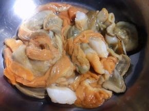 新鲜的带子去壳去丁留下海鲜边清洗干净