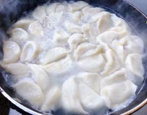饺子陆陆续续漂浮起来水开打一下凉水继续大火煮再次开锅饺子肚肚鼓起来立即捞出即可