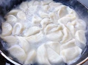 饺子陆陆续续漂浮起来水开打一下凉水继续大火煮再次开锅饺子肚肚鼓起来立即捞出即可