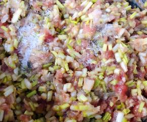 先放入油和香油拌匀再放入盐和味精这样可以锁住水分不易流失