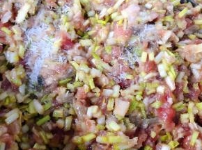 先放入油和香油拌匀再放入盐和味精这样可以锁住水分不易流失