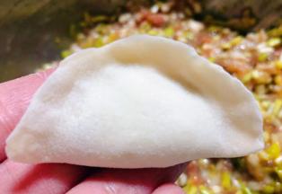 饺子皮对折压紧不漏馅即可