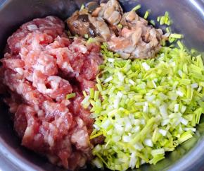 猪肉剁成肉泥用一品鲜酱油和蚝油搅拌均匀煨制半小时入味韭黄和海鲜边切粒放入容器中