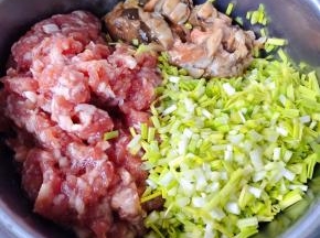 猪肉剁成肉泥用一品鲜酱油和蚝油搅拌均匀煨制半小时入味韭黄和海鲜边切粒放入容器中