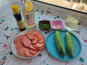 首先准备好食材跟配料，黄瓜清洗干净，香肠切片。