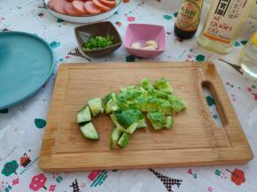 用菜刀把黄瓜拍扁，切小块。