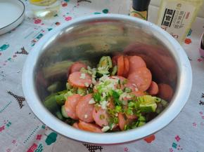 再把蒜瓣切碎后跟葱花一并倒入小盆内，再撒上少许盐。