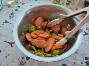 用硅胶夹子抓拌均匀即可。