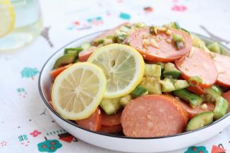 装盘，我们这道清新爽口的小菜就完成了。