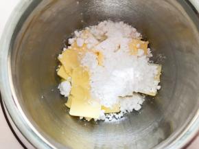 黄油软化至能按下手指印，和糖粉混合，先搅拌一下，这样避免打发时糖粉乱溅