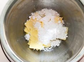 黄油软化至能按下手指印，和糖粉混合，先搅拌一下，这样避免打发时糖粉乱溅