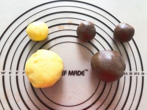 原味面团分一个30克的面团，可可面团分两个30克面团，