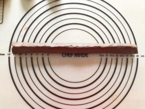 可可面团将原味面团包起来