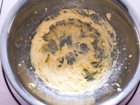 用电动打蛋器打发至黄油蓬松发白