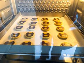 放入预热好的烤箱中层，180度中层12到15分钟，