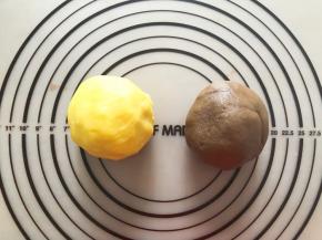 分成两份，一份揉入可可粉