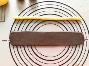 原味30克面团搓成长条，大的可可面团擀成长方形薄片