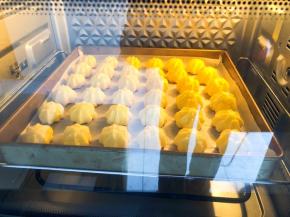 放入预热好的烤箱中层200度（10到15分钟左右）直到泡芙膨胀起来以后，调到170度，总共烤30分钟