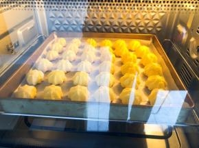 放入预热好的烤箱中层200度（10到15分钟左右）直到泡芙膨胀起来以后，调到170度，总共烤30分钟