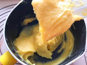 一直搅拌到拉起面糊成倒三角状态就可以了