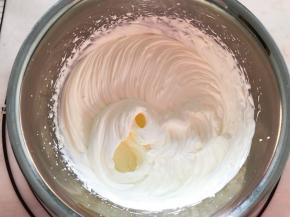 淡奶油加入糖打发至有明显纹路状态