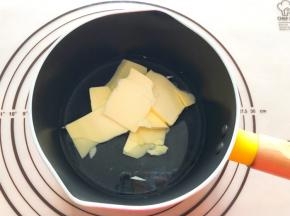 黄油，盐，糖和水混合