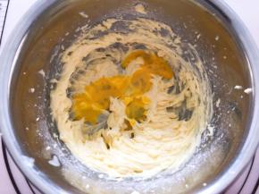 分3次加入蛋液打发