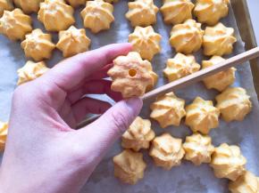 用筷子在泡芙底部戳一个洞