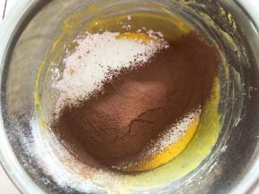 筛入可可粉，低筋面粉和玉米淀粉