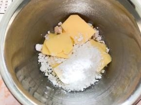 黄油软化至能按下手指印，和糖粉混合搅拌均匀