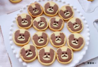 巧克力隔热水融化，画上表情即可