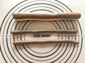 两个30克的面团搓成长条状