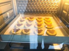 放入预热好的烤箱中层，180度12到15分钟上色即可