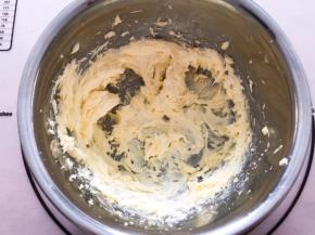 再用打蛋器打发，打发至黄油蓬松发白状态