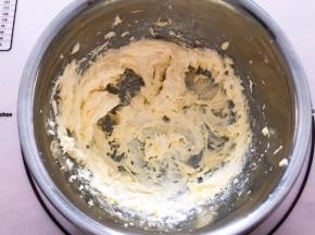 再用打蛋器打发，打发至黄油蓬松发白状态