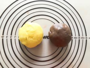 分成两份，一份揉入可可粉