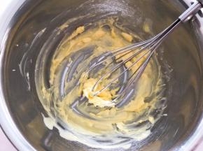 黄油软化至能按下手指印，用手动打蛋器搅打均匀