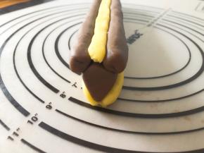 放在三角形面团上做成耳朵，中间用原味面团填补