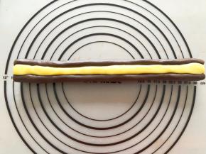 将大的原味面团捏一点下来填补在两只耳朵中间