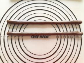 两个30克可可面团搓成长条做耳朵