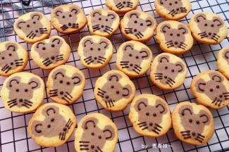 巧克力融化画上表情即可