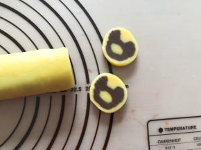 轻轻搓一下，搓成圆柱形，放入冰箱冷冻20分钟，最后切片