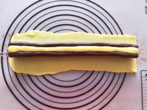 剩下的原味面团擀成长方形，把之前做好的面团包裹起来