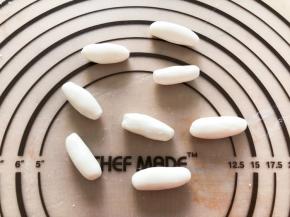 捏一小块搓成圆柱形