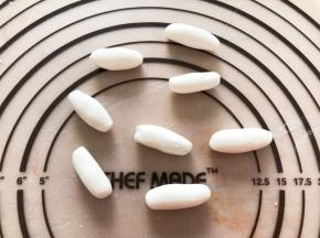 捏一小块搓成圆柱形