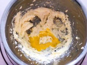 分三次加入蛋液继续打发